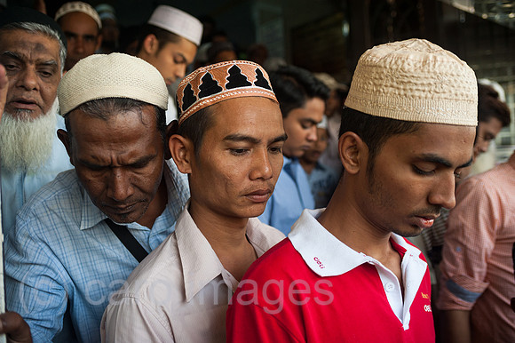 Yangon, Myanmar, Muslime verlassen nach Freitagsgebet Moschee