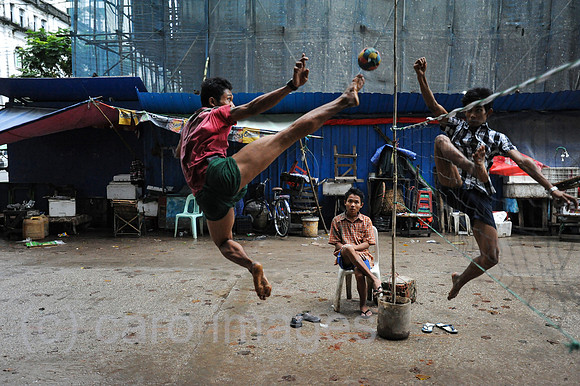Yangon, Myanmar, Maenner spielen Takraw im Stadtzentrum