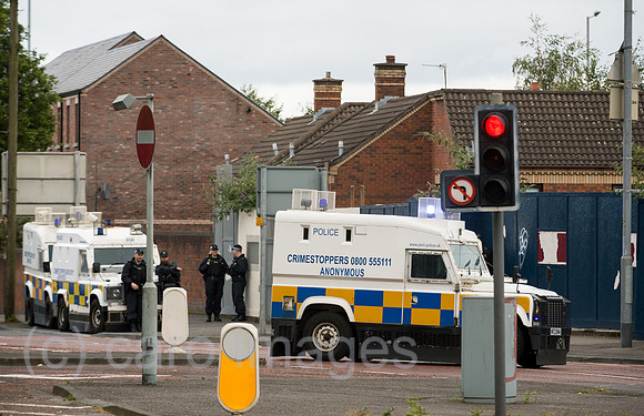 Grossbritannien, Belfast - Polizei am Orangemens Day, protestantischer, politisch aufgeladener jaehrlicher Feiertag zum Gedenken an die Schlacht am Boyne