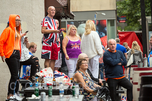 Grossbritannien, Belfast - Zuschauer beim Orangemens Day, protestantischer, politisch aufgeladener jaehrlicher Feiertag zum Gedenken an die Schlacht am Boyne