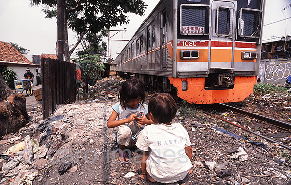 Jakarta, Indonesien, Zwei Maedchen im Elendsviertel entlang der Bahnschienen