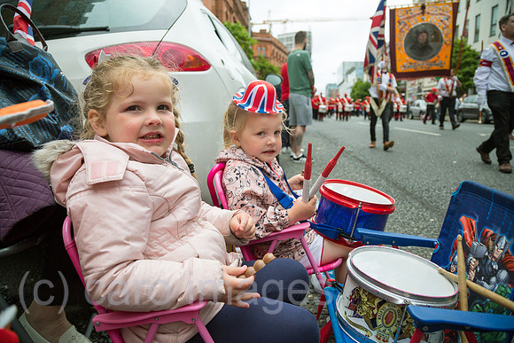Grossbritannien, Belfast - Maedchen beim Orangemens Day, protestantischer, politisch aufgeladener jaehrlicher Feiertag zum Gedenken an die Schlacht am Boyne