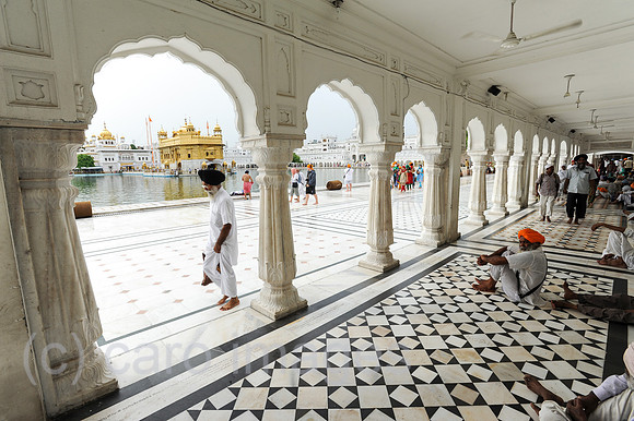 Amritsar, Indien, Glaeubige Sikhs am heiligtum Goldenenr Tempel