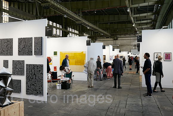 Berlin, Deutschland - Kunstmesse Positions Berlin im Hangar 4 Flughafen Tempelhof.