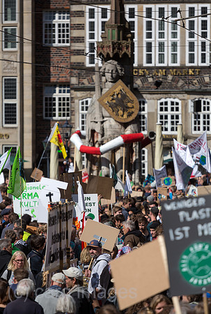 Deutschland, Bremen - fridays for future - Demonstration Schlusskundgebung auf den Marktplatz, im Bild der Roland