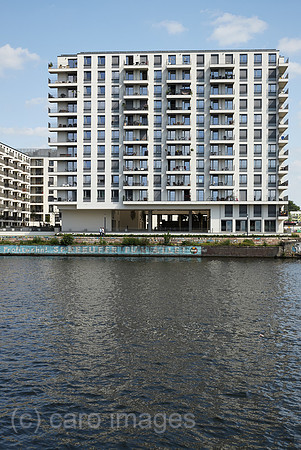 Berlin, Deutschland - Blick ueber die Spree auf neu erbaute Wohnhaeuser am Flussufer in Berlin-Friedrichshain.