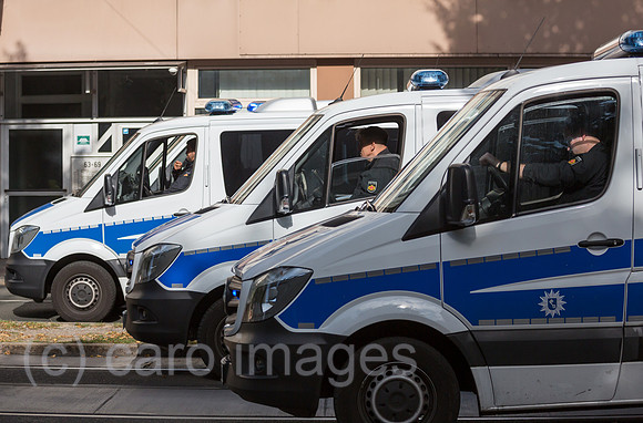 Deutschland, Bremen - Mannschaftswagen der Polizei bei einer Demonstration (fridays for future)