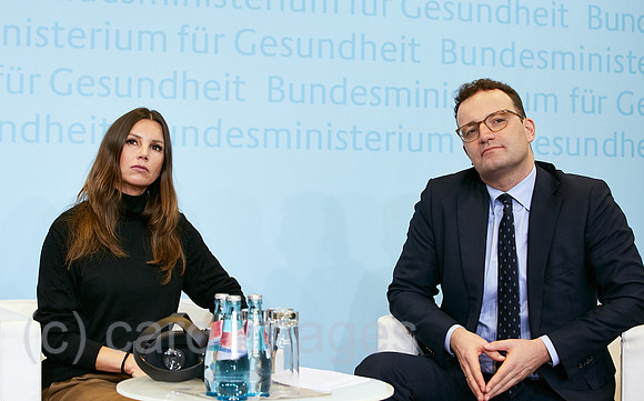 Berlin, Deutschland - Teresa Enke und Jens Spahn, Bundesgesundheitsminister bei einem Pressegespraech.