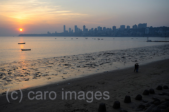 Mumbai, Indien, Sonnenuntergang am Chowpatty Strand entlang Marine Drive