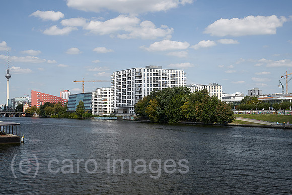 Berlin, Deutschland - Blick vom Spreebalkon auf Wohn- und Gewerbegebaeude am Spreeufer in Berlin-Friedrichshain.