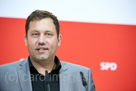 Berlin, Deutschland - Lars Klingbeil, Generalsekretaer der SPD bei einer Pressekonferenz.