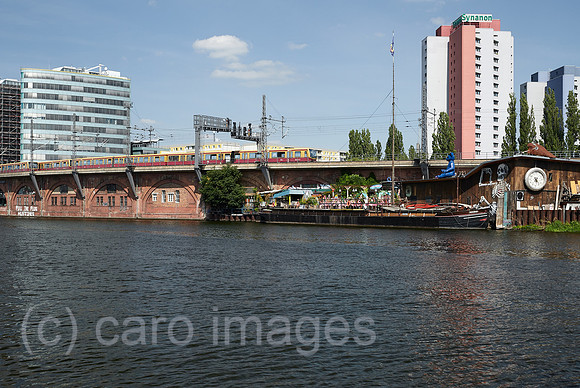 Berlin, Deutschland - Blick ueber die Spree zur Stadtbahn in Berlin-Friedrichshain.