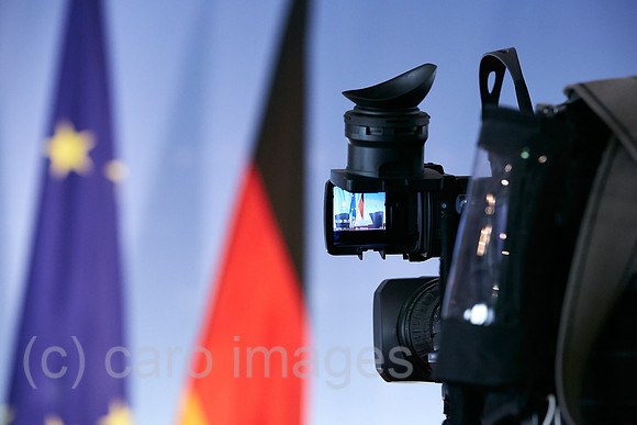 Berlin, Deutschland - TV-Kamera, im Hintergrund EU-Fahne und deutsche Fahne.