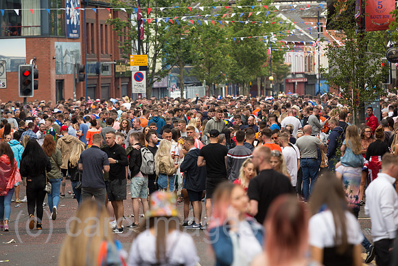 Grossbritannien, Belfast - Junge Leute am Orangemens Day, protestantischer, politisch aufgeladener jaehrlicher Feiertag zum Gedenken an die Schlacht am Boyne