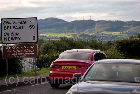 Irland, Dundalk - Irische Grenze: Landstrasse Richtung Belfast, die Berge befinden sich in Nordirland