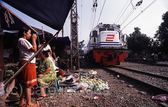 Jakarta, Indonesien, Strassenmarkt im Elendsviertel entlang der Bahnschienen