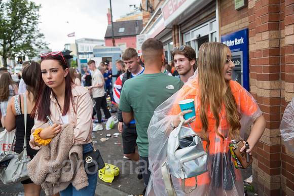 Grossbritannien, Belfast - Junge Leute am Orangemens Day, protestantischer, politisch aufgeladener jaehrlicher Feiertag zum Gedenken an die Schlacht am Boyne