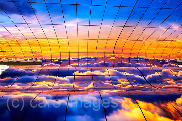 Berlin, Deutschland - LG stellt flexible Flachbildschirme mit OLED R-Technik in einer riesigen Installation zur IFA.