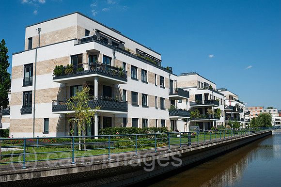 Berlin, Deutschland, Neue Mehrfamilienhaeuser am Wasser auf der Tegeler Insel