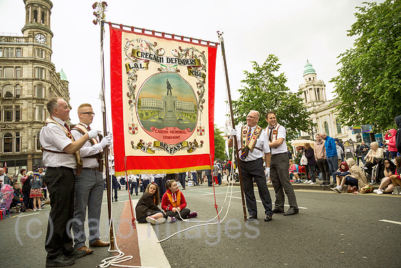 Grossbritannien, Belfast - Unterbrechung der Parade am Orangemens Day, protestantischer, jaehrlicher Feiertag, Gedenken Schlacht am Boyne