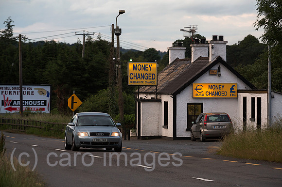Irland, Dundalk - Irische Grenze: Wechselstube an einer Landtrasse Richtung Belfast
