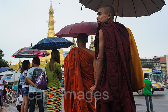 Yangon, Myanmar, Moenche und Menschen an einer Bushaltestelle im