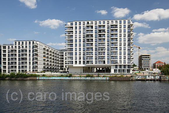 Berlin, Deutschland - Blick ueber die Spree auf neu erbaute Wohnhaeuser am Flussufer in Berlin-Friedrichshain.