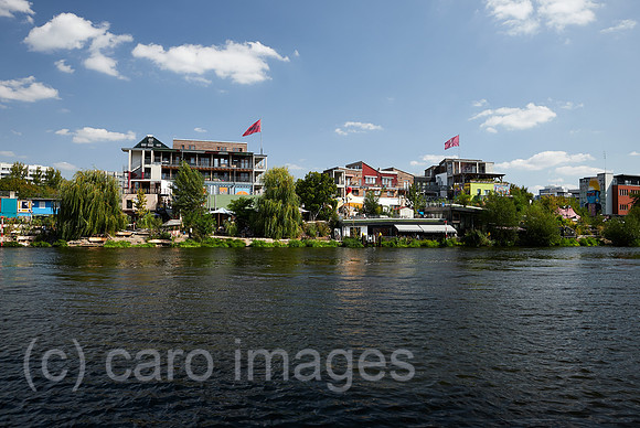 Berlin, Deutschland - Blick ueber die Spree zum Holzmarkt in Berlin-Friedrichshain.
