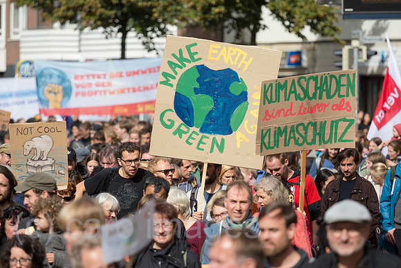 Deutschland, Bremen - fridays for future - Demonstration, an Donald Trump angelehnter Slogan Make earth green again
