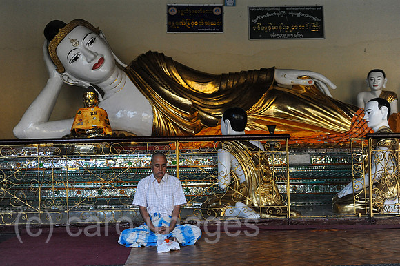Yangon, Myanmar, Mann meditiert im Tempelbereich der Shwedagon-Pagode