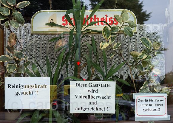 Schaufenster einer Berliner Eckkneipe