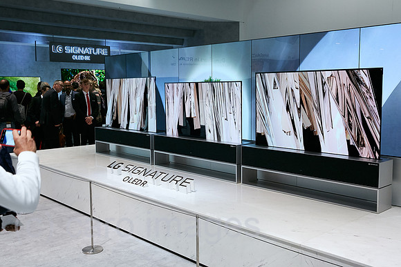 Berlin, Deutschland - LG zeigt neue flexible Flachbildschirmfernseher mit OLED R-Technik zur IFA.