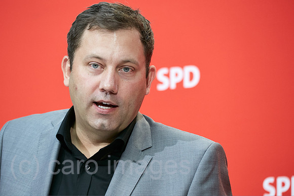 Berlin, Deutschland - Lars Klingbeil, Generalsekretaer der SPD bei einer Pressekonferenz.