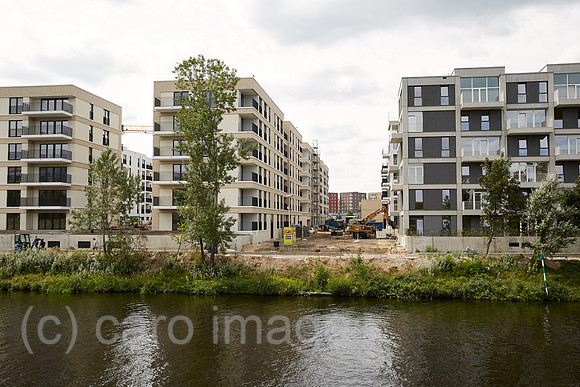 Berlin, Deutschland - Neubauten von Wohnhaeusern am Spandauer Schifffahrtskanal in Berlin-Mitte.