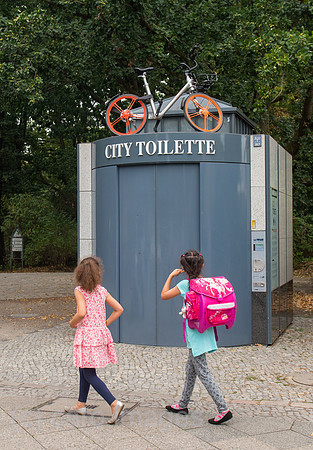 Berlin, Deutschland, Ein Leasing-Fahrrad von Mobike auf einer City-Toilette