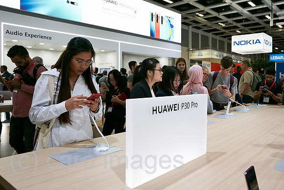 Berlin, Deutschland - Messebesucher testen das HUAWEI P30 Pro zur IFA.