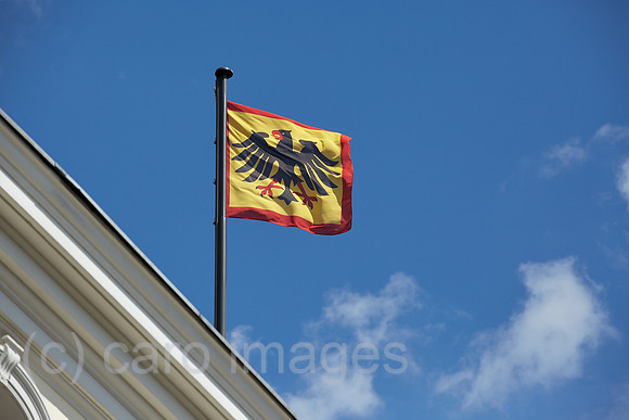 Berlin, Deutschland - Die Standarte des Bundespraesidenten am Schloss Bellevue.