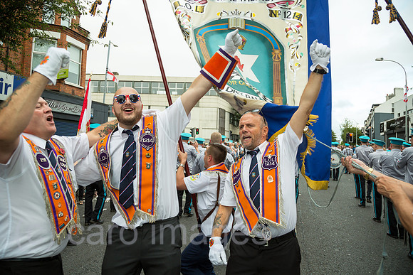 Grossbritannien, Belfast - Parade am Orangemens Day, protestantischer, politisch aufgeladener jaehrlicher Feiertag zum Gedenken an die Schlacht am Boyne