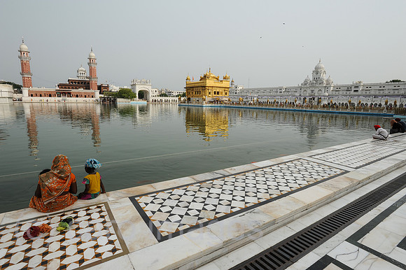 Amritsar, Indien, Sikhs am heiligen Becken vor dem Goldenen Temp