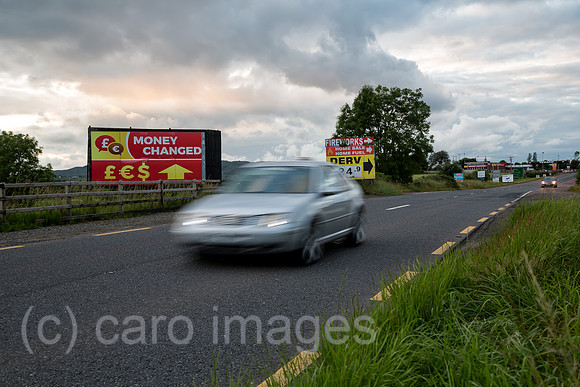 Irland, Dundalk - Werbung fuer Wechselstube direkt auf der irischen Grenze an einer Landtrasse Richtung Belfast (nach rechts)