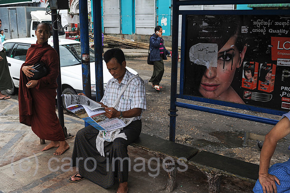 Yangon, Myanmar, Menschen warten an einer Bushaltestelle im Stadtzentrum