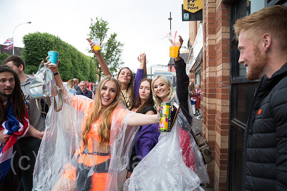 Grossbritannien, Belfast - Junge Frauen am Orangemens Day, protestantischer, politisch aufgeladener jaehrlicher Feiertag zum Gedenken an die Schlacht am Boyne