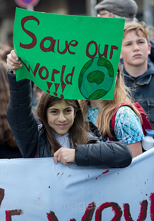 Deutschland, Bremen - fridays for future - Demonstration mit ueber 30.000 Teilnehmern