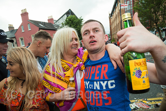 Grossbritannien, Belfast - Feiernde am Orangemens Day, protestantischer, jaehrlicher Feiertag zum Gedenken an die Schlacht am Boyne
