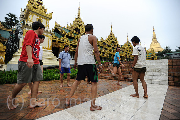 Yangon, Myanmar, Maenner spielen Chinlone bei der Shwedagon-Pagode