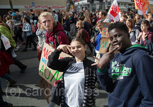 Deutschland, Bremen - fridays for future - Demonstration mit ueber 30.000 Teilnehmern