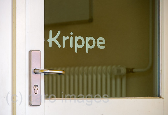 Schriftzug Krippe an der Tuer einer KITA
