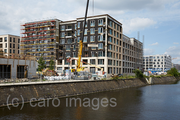 Berlin, Deutschland - Neubauten von Wohnhaeusern am Spandauer Schifffahrtskanal in Berlin-Mitte.