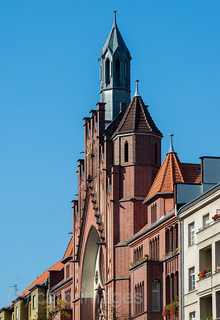 Berlin, Deutschland, Kirchturm der Katholischen Kirche Maria unter dem Kreuz in Wilmersdorf