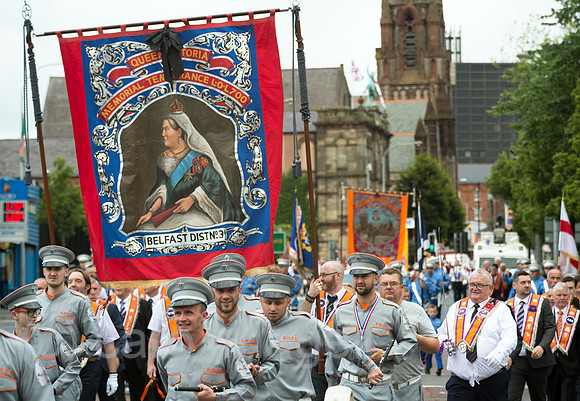 Grossbritannien, Belfast - Parade am Orangemens Day, protestantischer, politisch aufgeladener jaehrlicher Feiertag zum Gedenken an die Schlacht am Boyne